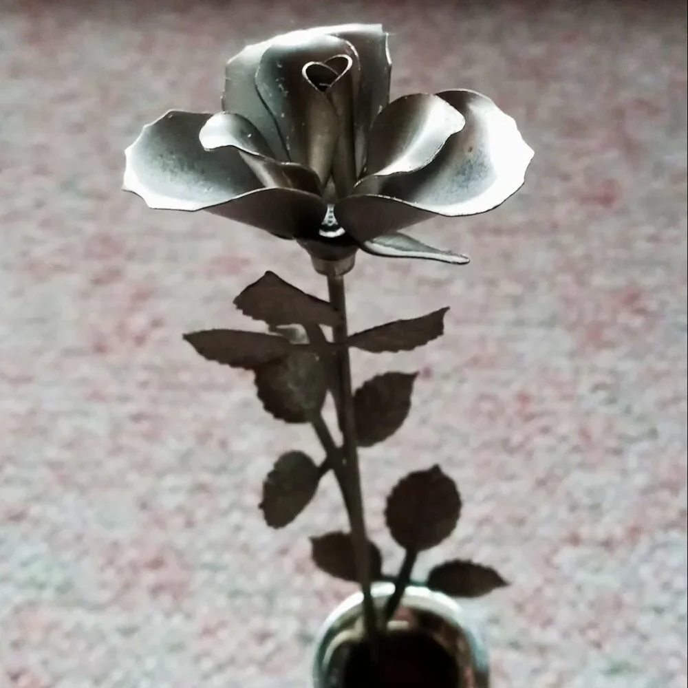 Unique Vintage 1970s Silver Metal 🌹Rose Bud🌹 in Vase by Mann 11 inches Tall